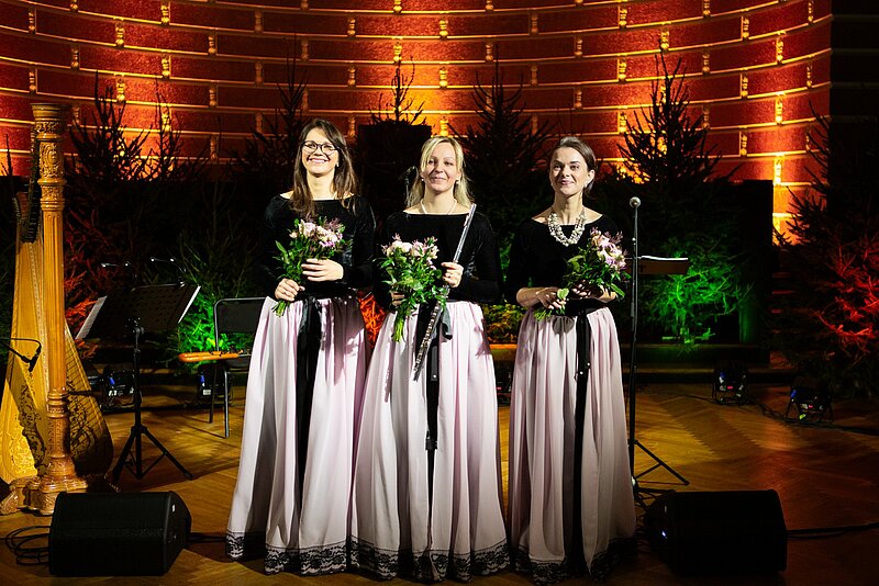 Ar zvaigžņu kluso gaismu Lielajā aulā Ziemassvētki ir ievadīti