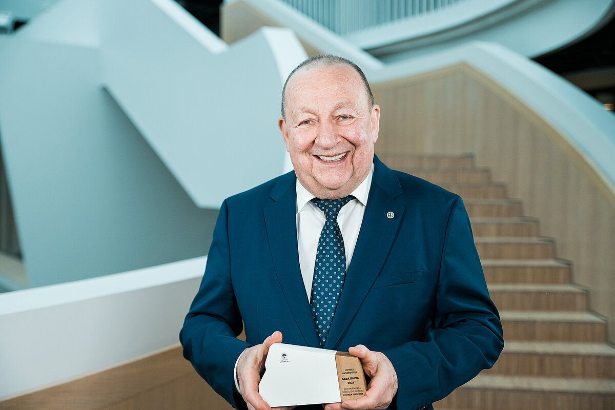Par zinātniskās skolas izveidošanu dabas zinātnēs balva piešķirta Fizikas matemātikas un optometrijas fakultātes profesoram Ruvinam Ferberam. © Foto: Toms Grīnbergs, Latvijas Universitātes Komunikācijas departaments
