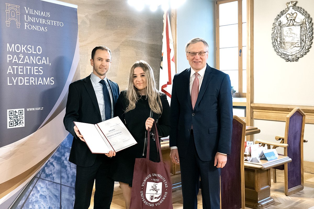 VU fonda izpilddirektors Justinas Noreika, stipendijas ieguvēja Deimantė Aniūkštytė un VU rektors emirētais prof. Artūras Žukauskas. Foto: © E. Kurausko, Viļņas Universitāte