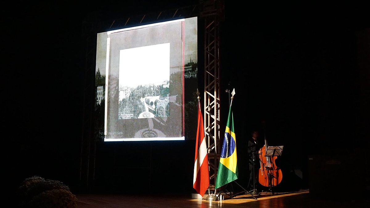 Pa pasaules latviešu kopienām izceļojušais austais Latvijas karogs blakus Brazīlijas karogam uz Festivāla skatuves. Foto: Brazīlijas Latviešu kultūras apvienība.