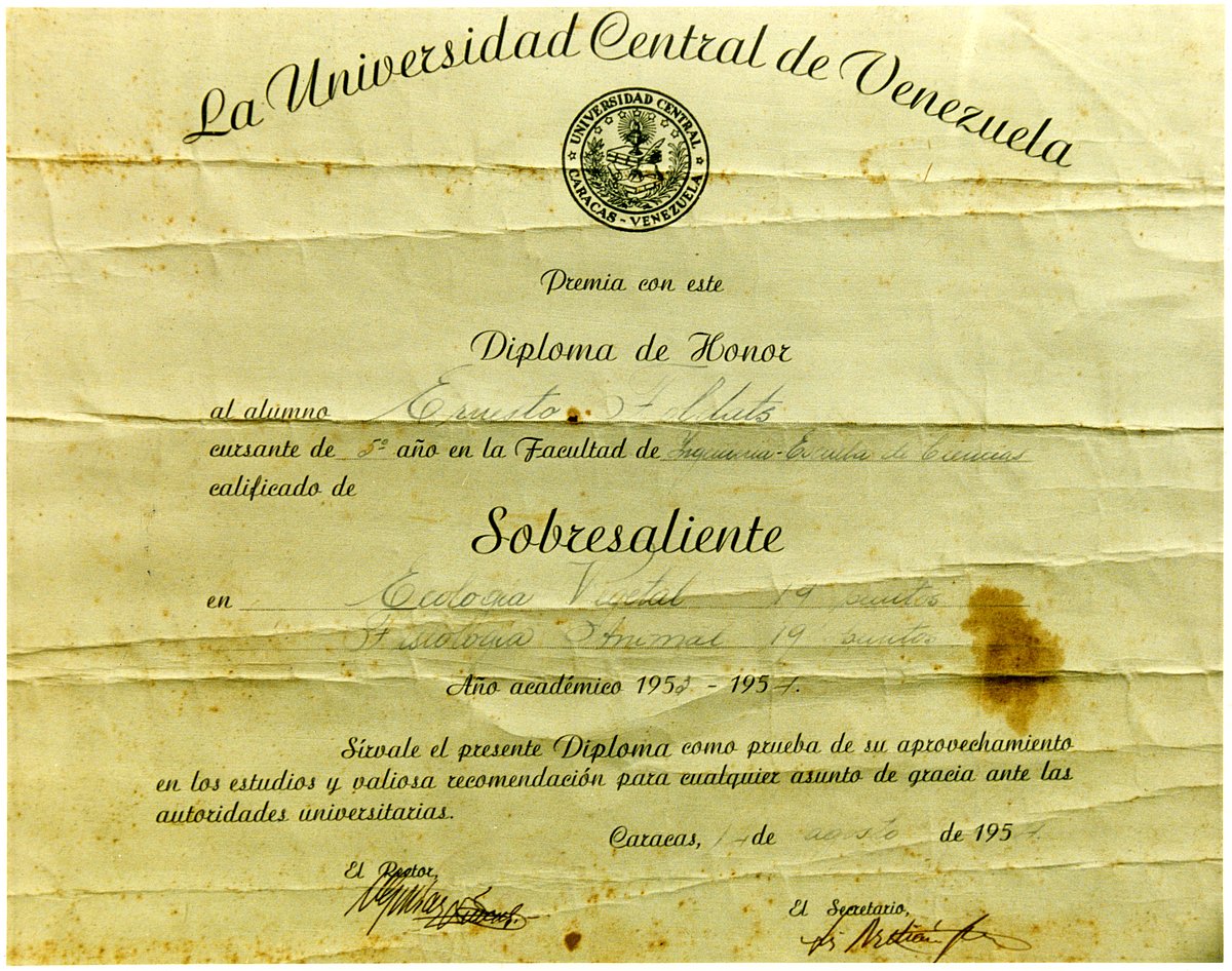 Ernesta Foldāta 1954. gadā iegūtais Venecuēlas Centrālās universitātes absolventa diploms (Ernesta Foldāta albums LU Muzeja arhīvā) Ernesta Foldāta 1954. gadā iegūtais Venecuēlas Centrālās universitātes absolventa diploms (Ernesta Foldāta albums LU Muzeja arhīvā)