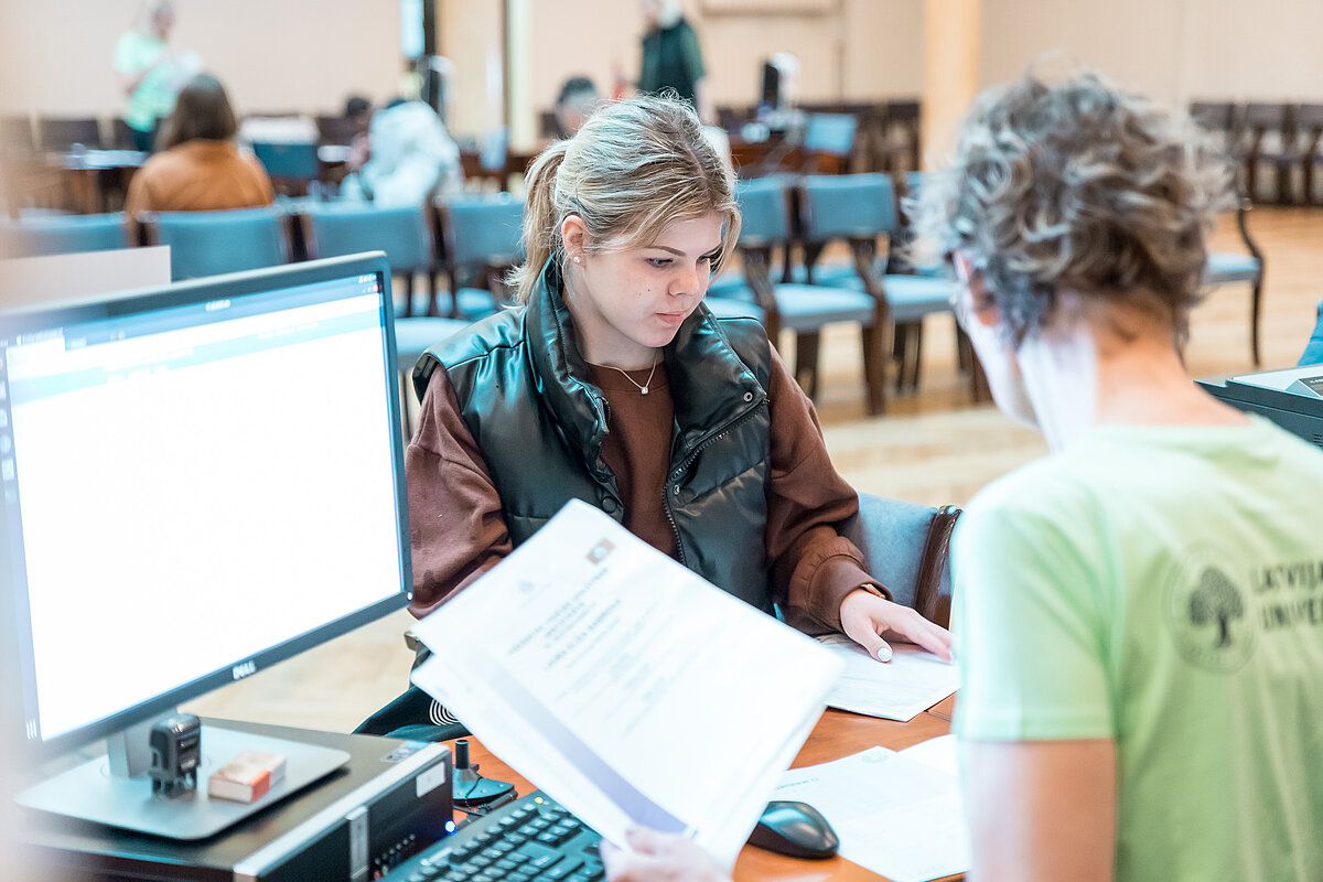 Pieteikšanās studijām Latvijas Universitātē. © Foto: Toms Grīnbergs, Latvijas Universitātes Komunikācijas departaments Studente