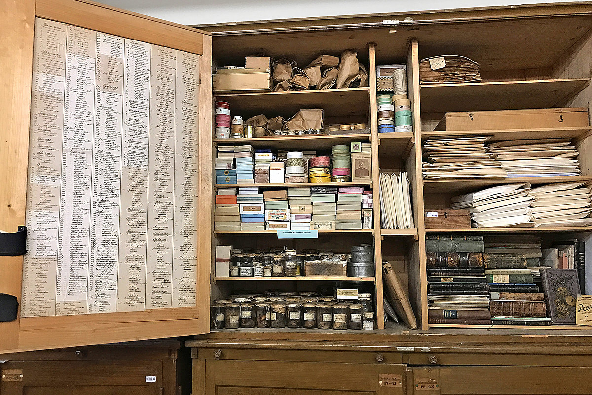 K.R. Kupfera skapis ar herbāriju sarakstu un šobrīd iekārtoto krājumu – ekspozīciju. Foto: Sarmīte Livdāne. K.R. Kupfera skapis ar herbāriju sarakstu un šobrīd iekārtoto krājumu – ekspozīciju. Foto: Sarmīte Livdāne.