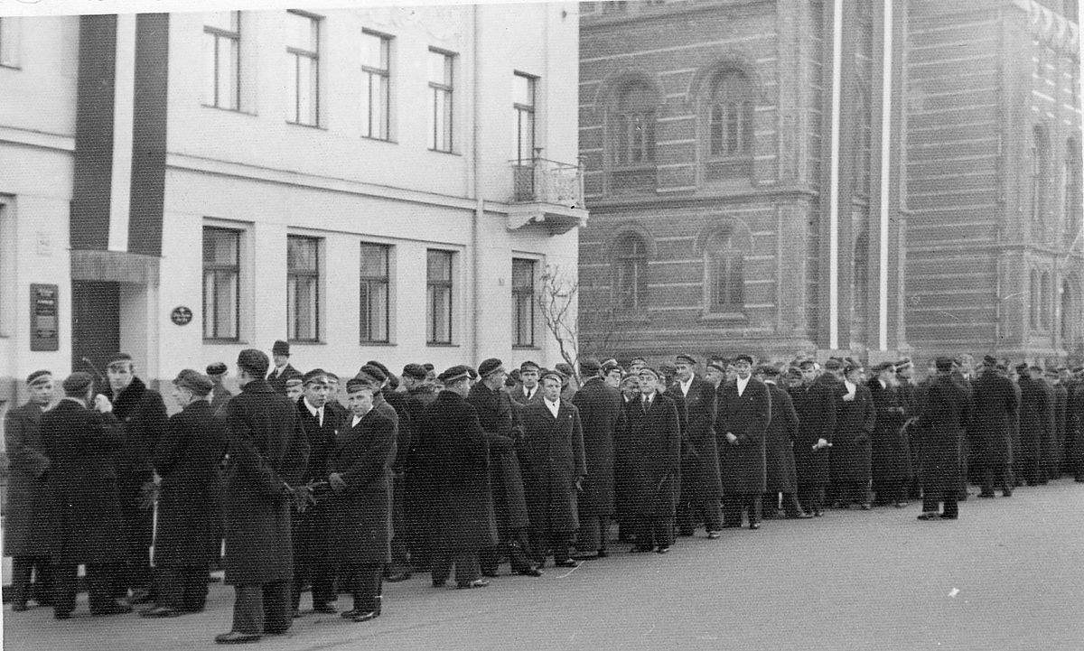 Studentu akadēmisko mūža organizāciju pulcēšanās 18. novembra gājienam pie LU galvenās ēkas Raiņa bulvārī 19, Rīgā, Latvijā 1938. gada 18. novembrī (foto autors Jānis Upesleja) Studentu akadēmisko mūža organizāciju pulcēšanās 18. novembra gājienam pie LU galvenās ēkas Raiņa bulvārī 19, Rīgā, Latvijā 1938. gada 18. novembrī (foto autors Jānis Upesleja)