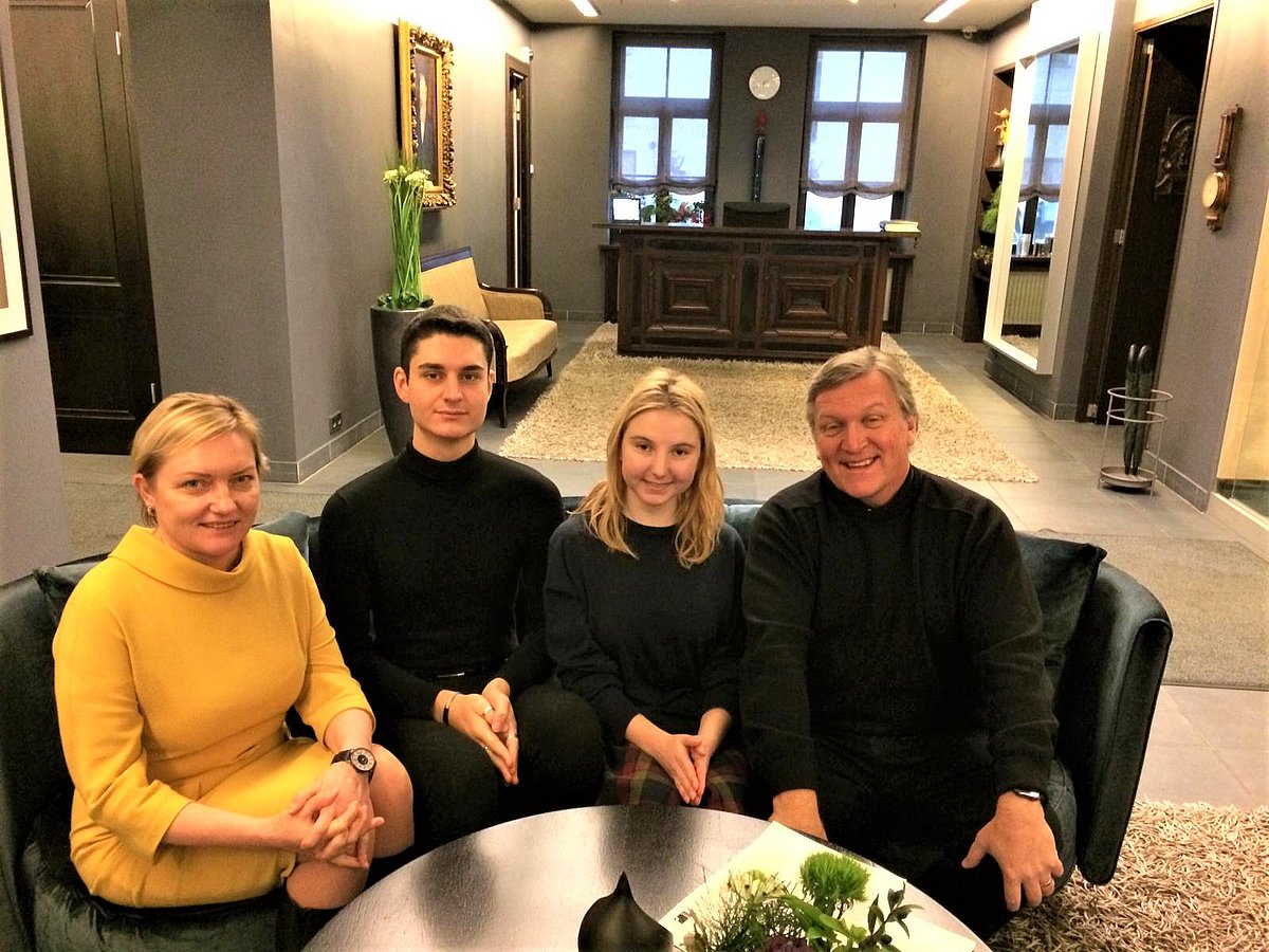 Tikšanās Rīgā. No kreisās: LU fonda izpilddirektore Laila Kundziņa, stipendiāti Toni Anželo Fernandes, Jeļizaveta Klimanova un mecenāts Pīters A. Ragaušs. Foto no privātā arhīva.