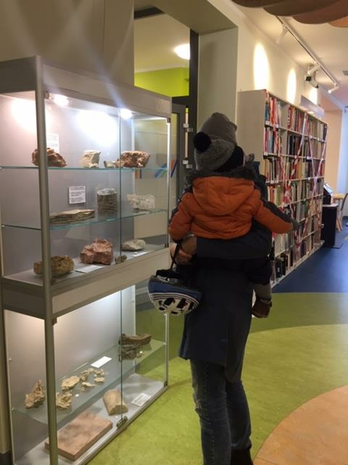 Apmeklētāji izstādē “Dārgumi Latvijas zemes dzīlēs” Jelgavas pilsētas bibliotēkas filiālē bērnu un jauniešu bibliotēkā “Zinītis” Apmeklētāji izstādē “Dārgumi Latvijas zemes dzīlēs” Jelgavas pilsētas bibliotēkas filiālē bērnu un jauniešu bibliotēkā “Zinītis”