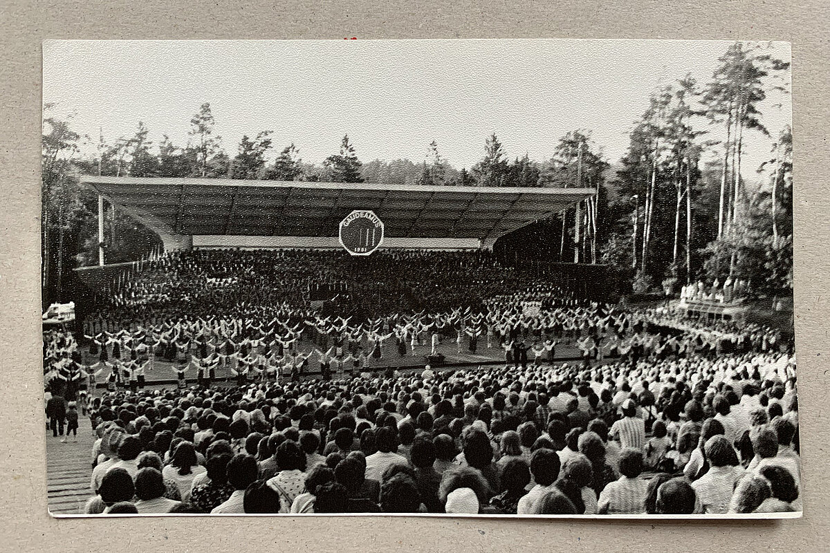 Fotogrāfija no Studentu dziesmu un deju svētkiem “Gaudeamus VIII” 1981. gadā, kas norisinājās Rīgā. Foto: no LU Muzeja krājuma Fotogrāfija no Studentu dziesmu un deju svētkiem “Gaudeamus VIII” 1981. gadā, kas norisinājās Rīgā. Foto: no LU Muzeja krājuma