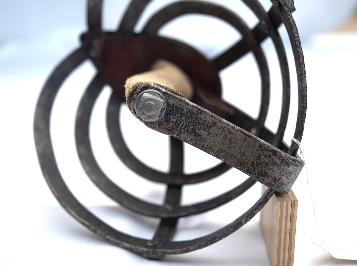 5. att. Rapiera kurvis ar uzrakstu pēc konsrvācijas. Foto: Gints Ajausks