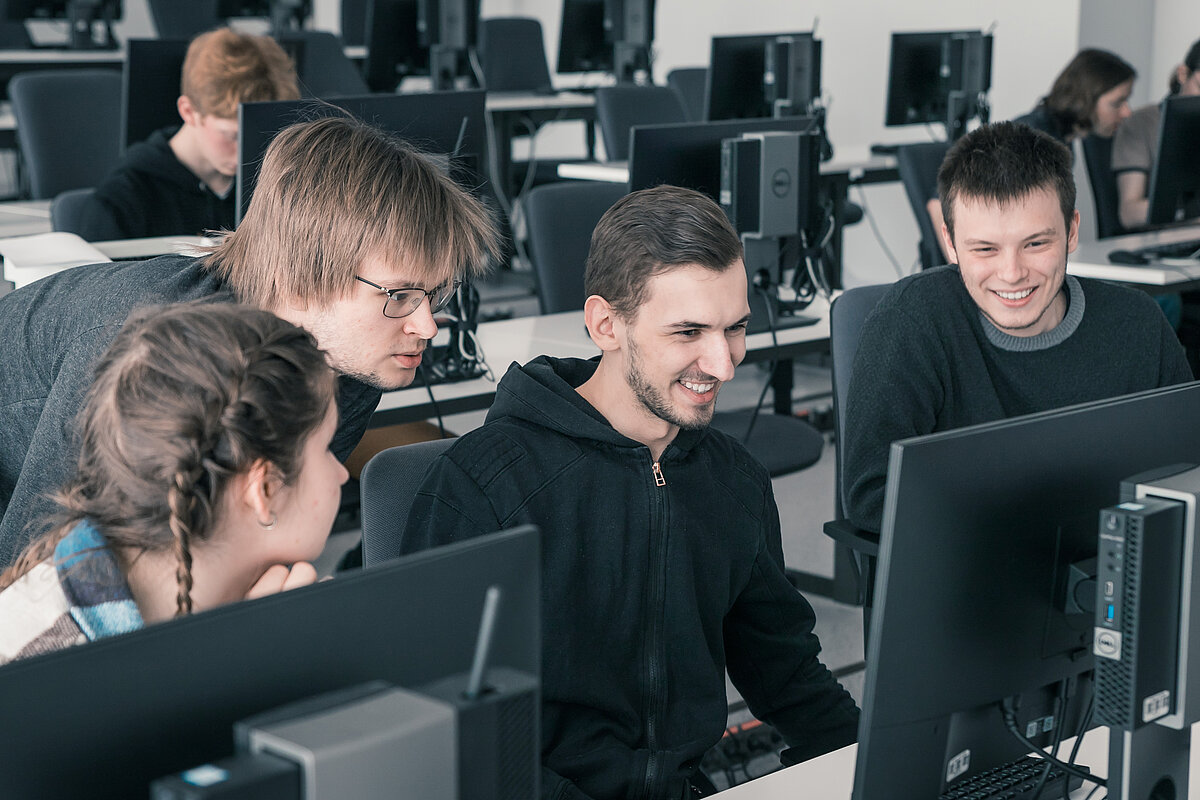 © Foto: Toms Grīnbergs, Latvijas Universitātes Komunikācijas departaments Smaidīgi studenti pie datora