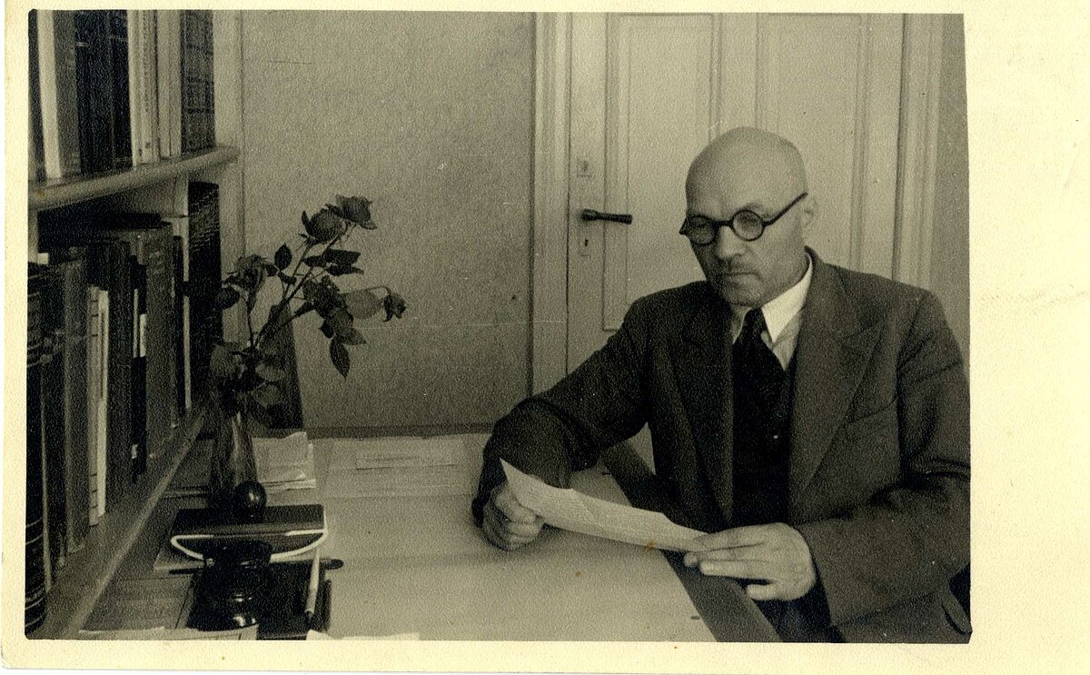 P. Galenieks un roze Botānikas katedrā LU. 20. gs. 30. gadi. Fotogrāfs nezināms. P. Galenieks un roze Botānikas katedrā LU. 20. gs. 30. gadi. Fotogrāfs nezināms.