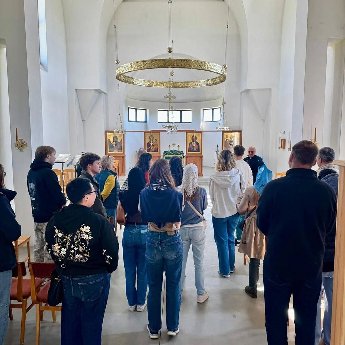 LU HZF teoloģijas un reliģijpētniecības studenti mācību ekskursijā Kurzemē 2026. gada maijā, apmeklējot dažādām konfesijām piederošas baznīcas, muzejus un citas ievērojamas vietas.