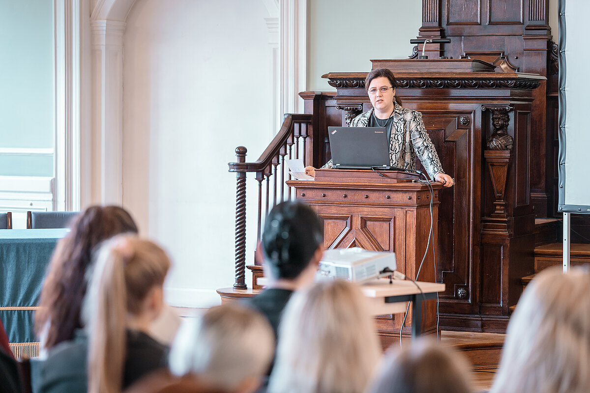 Pirmā studiju diena LU JF Iekšējās drošības akadēmijas programmā 04.09.2023. Uzrunu saka JF dekāne prof. Kristīne Strada-Rozenberga.