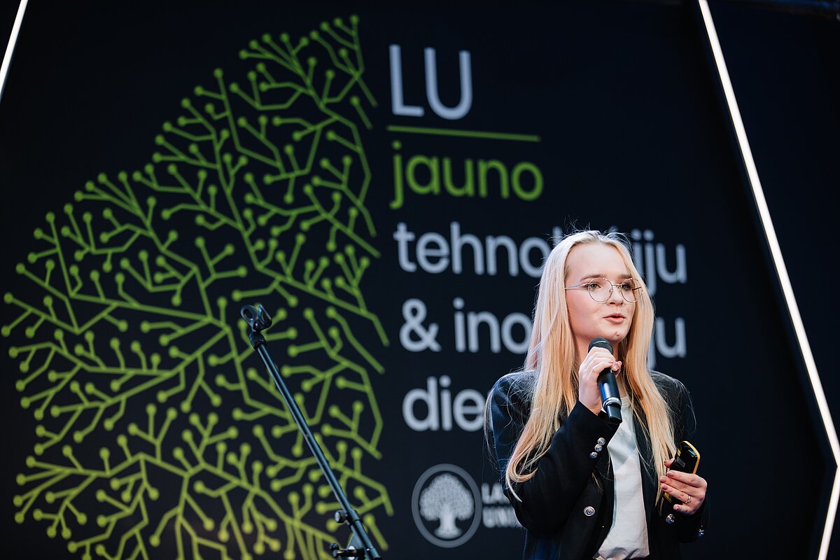 LU Medicīnas fakultātes laborante Ksenija Lūcija Bahire. © Foto: Gatis Orlickis, Baltic Pictures photo agency