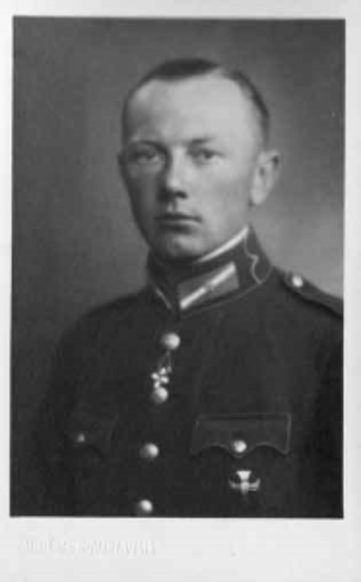 Pēteris Čevers pēc Latvijas Kara skolas absolvēšanas 1937. gadā. Foto: https://latgalesdati.du.lv/persona/2033 Pēteris Čevers pēc Latvijas Kara skolas absolvēšanas 1937. gadā. Foto: https://latgalesdati.du.lv/persona/2033