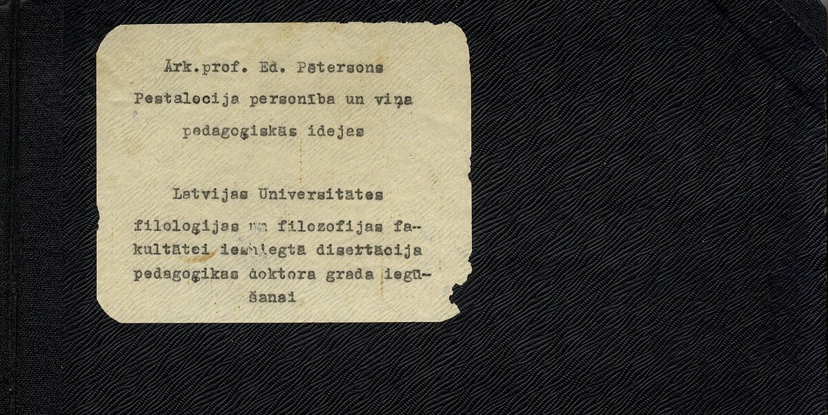 Disertācijas “Pestalocija personība un viņa pedagoģiskās idejas” melnraksta vāks. Foto: LU Muzeja krājums. Disertācijas “Pestalocija personība un viņa pedagoģiskās idejas” melnraksta vāks. Foto: LU Muzeja krājums.