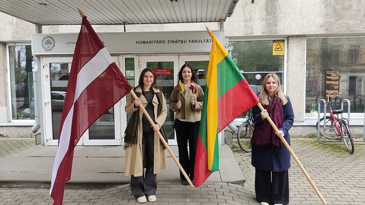 Studentes Laura Dūviņa, Sanita Placēna un Monta Sintija Feldmane gatavojoties īstermiņa mobilitātes projektam (Erasmus+ BIP) Kauņā