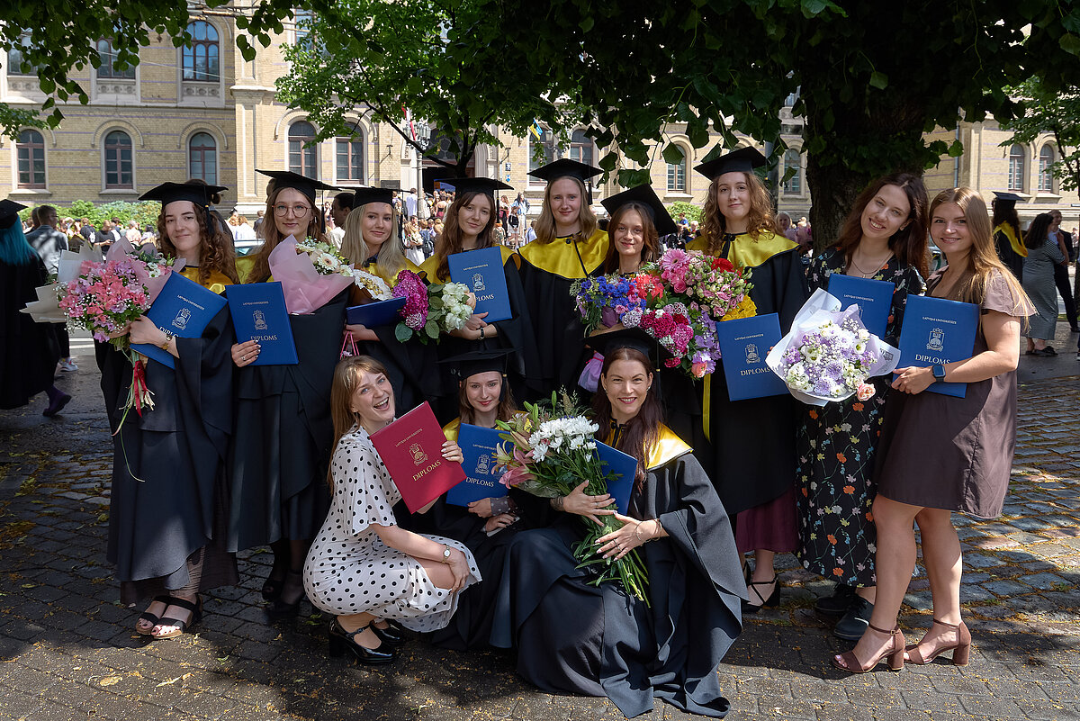 Pēc izlaiduma jau ar diplomiem. 2026. gada jūlijs.