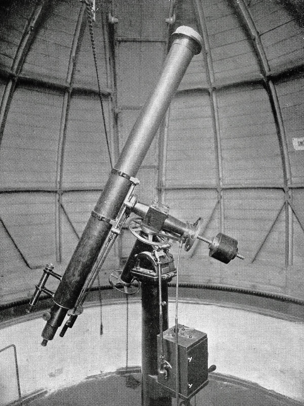Heides teleskops Astronomiskajā tornī 20. gadsimta 20. gados. No LU Muzeja krājuma Heides teleskops Astronomiskajā tornī 20. gadsimta 20. gados. No LU Muzeja krājuma