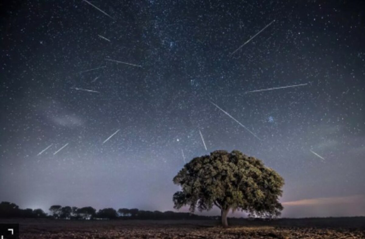 Perseīdu meteoru lietus 2022. g. 12.-13. augustā. (CREDIT: GETTY / GABRIEL GONZALEZ (NOCTOGRAFIA) / 500PX) meteoru lietus naksnīgajās debesīs