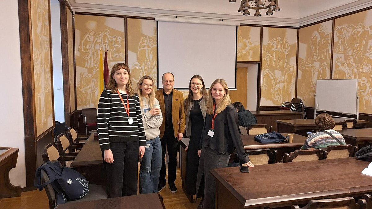 Studenti Sofija Keiča, Katrīna Liepiņa, Monta Sintija Feldmane, Ņikita Kazakevičs, Paula Lāce un profesors Valdis Muktupāvels Viļņas Universitātes rīkotajā “Baltistikas skolā"
