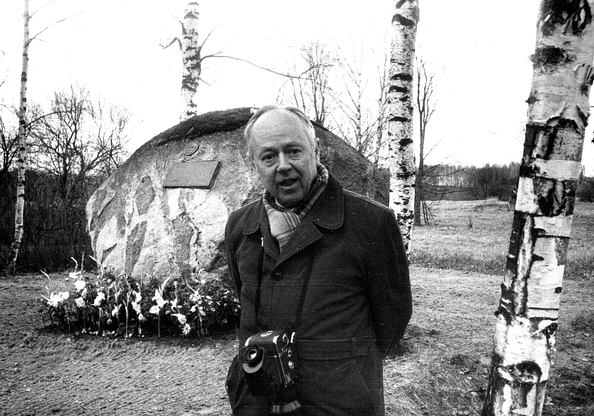 Jānis Klētnieks pie profesora Alvila Buholca pieminekļa, 1985. Attēls no LU Muzeja krājuma Jānis Klētnieks pie profesora Alvila Buholca pieminekļa, 1985. Attēls no LU Muzeja krājuma