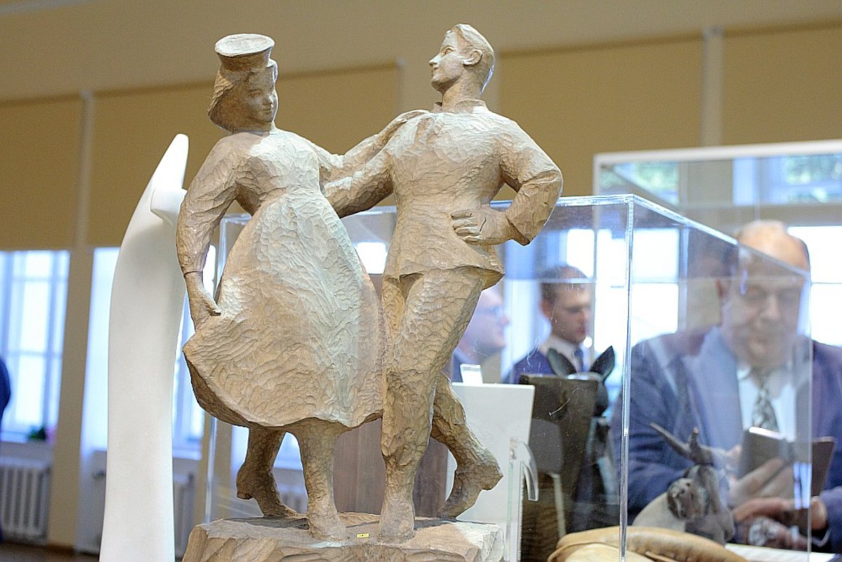 Ceļojošā balva labākajiem tautas deju ansamblim, LU TDA "Dancis" (balvas māksliniece Līga Dzeguze) (foto: Latvijas Avīze) Ceļojošā balva labākajiem tautas deju ansamblim, LU TDA "Dancis" (balvas māksliniece Līga Dzeguze) (foto: Latvijas Avīze)