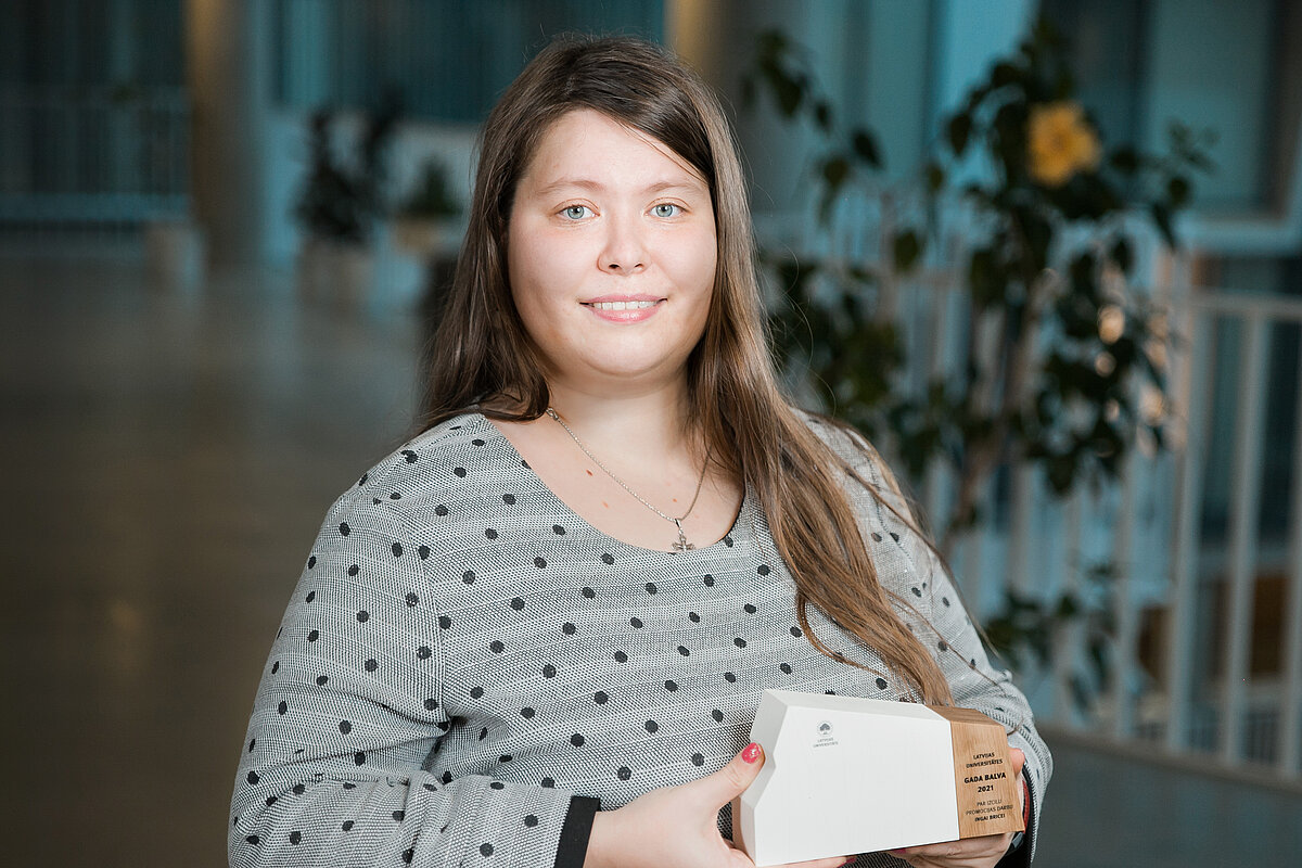 Par labāko promocijas darbu dabas zinātnēs balvu saņēma Inga Brice. © Foto: Toms Grīnbergs, Latvijas Universitātes Komunikācijas departaments