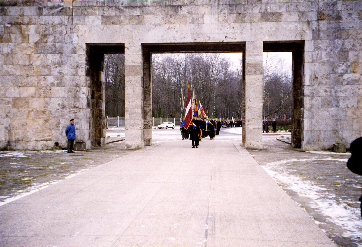 Fraternitas Cursica iziet cauri Brāļu kapu vārtiem (Andra Dzeņa foto) Fraternitas Cursica iziet cauri Brāļu kapu vārtiem (Andra Dzeņa foto)