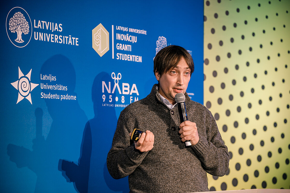 LU Mikrobioloģijas un biotehnoloģijas institūta vadošais pētnieks Dr. biol. Jānis Liepiņš
© Foto: Toms Grīnbergs, Latvijas Universitātes Komunikācijas un inovāciju departaments.