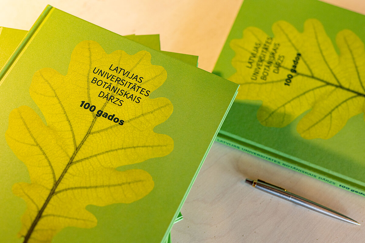 Grāmata "Latvijas Universitātes Botāniskais dārzs 100 gados"
