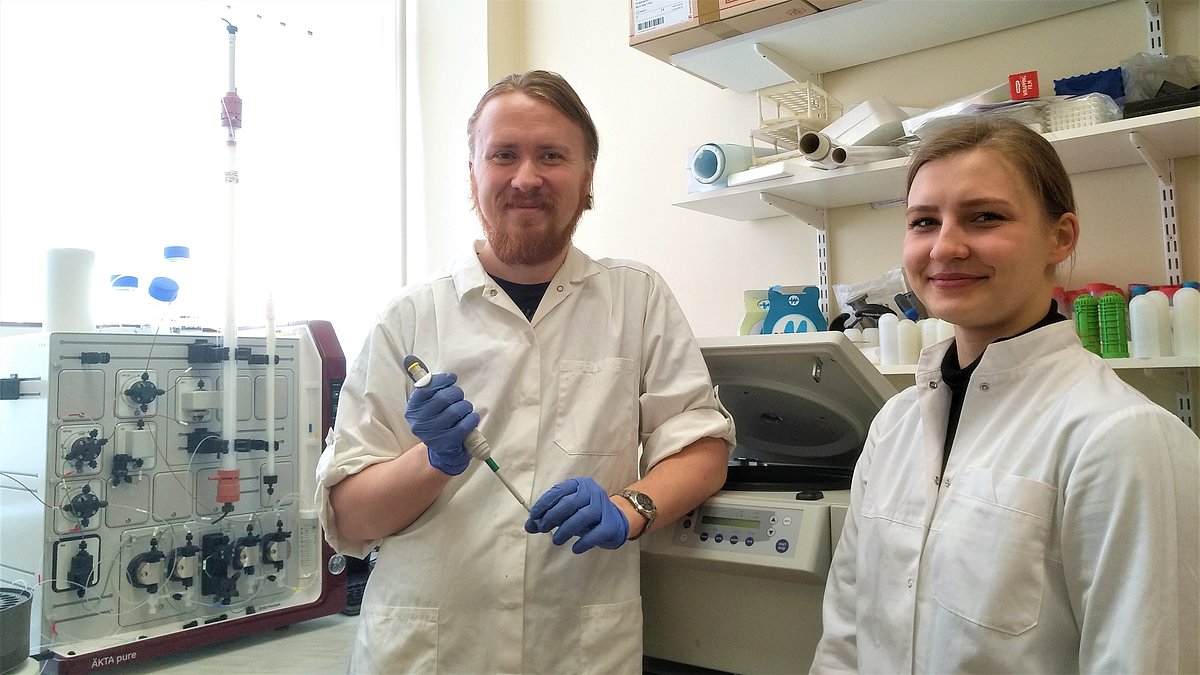 Projekta dalībnieki Gints Kalniņš un Eva E. Česle, strādājot BMC laboratorijā. Foto no personīgā arhīva.