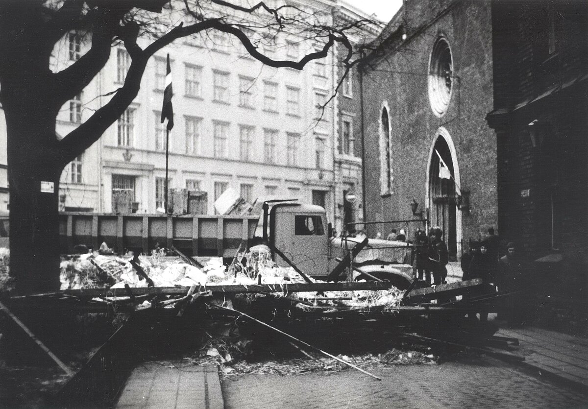 Barikādes pie Doma baznīcas 1991.g. janvārī. Foto: no Kaspara Markusa Molla personīgā arhīva Barikādes pie Doma baznīcas 1991.g. janvārī. Foto: no Kaspara Markusa Molla personīgā arhīva