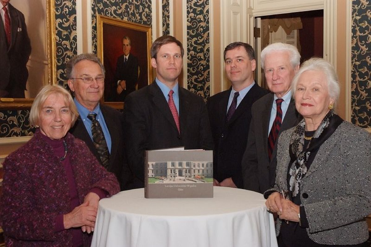 Organizācijas "Friends of the University of Latvia" valdes locekļi (no kreisās) Vaira Pelēķis, Andris Ramāns, Mārtiņš Andersons, Roberts Blumbergs, Jānis Plostnieks un Guna S. Mundheima,
2011. gads