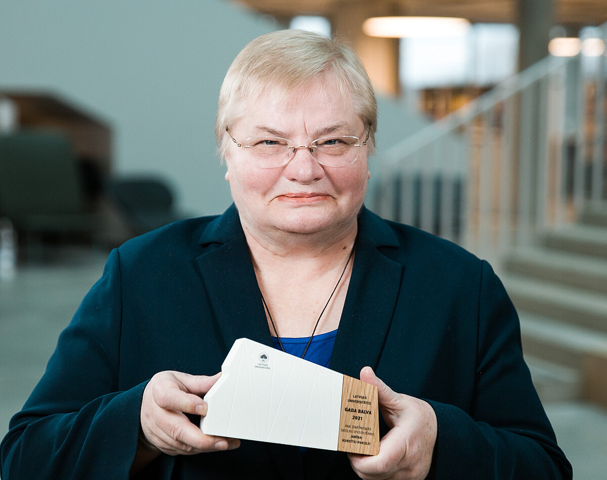 Par zinātniskās skolas izveidošanu sociālajās un humanitārajās zinātnēs balva piešķirta Humanitāro zinātņu fakultātes profesorei Janīnai Kursītei-Pakulei. © Foto: Toms Grīnbergs, Latvijas Universitātes Komunikācijas departaments