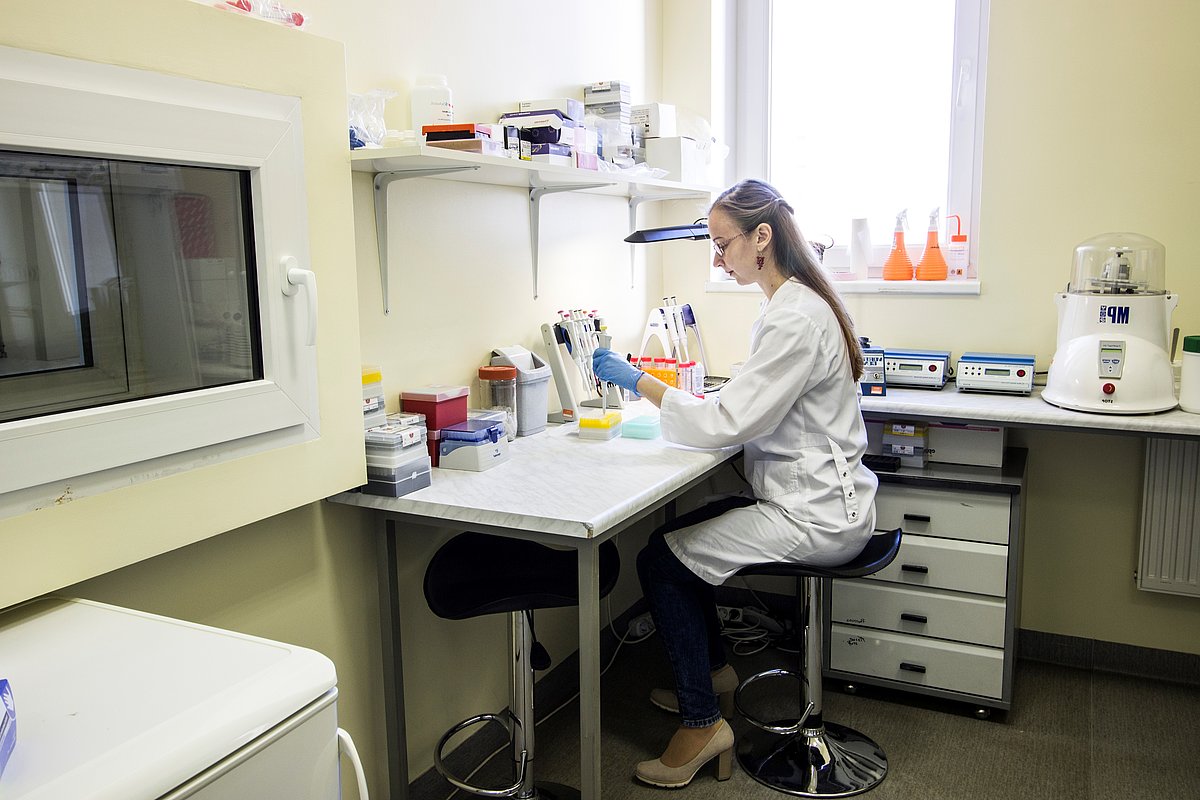 Ilze Elbere, strādājot laboratorijā. Foto no personīgā arhīva.