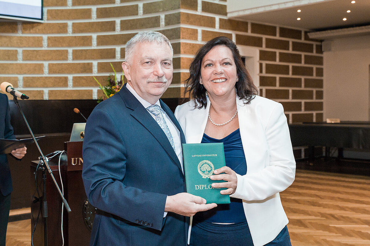 Latvijas Universitātes darbinieku kopsapulce, rektors Indriķis Muižnieks, Datorikas fakultātes dekāne Zane Bičevska. © Foto: Toms Grīnbergs, Latvijas Universitātes Komunikācijas departaments
