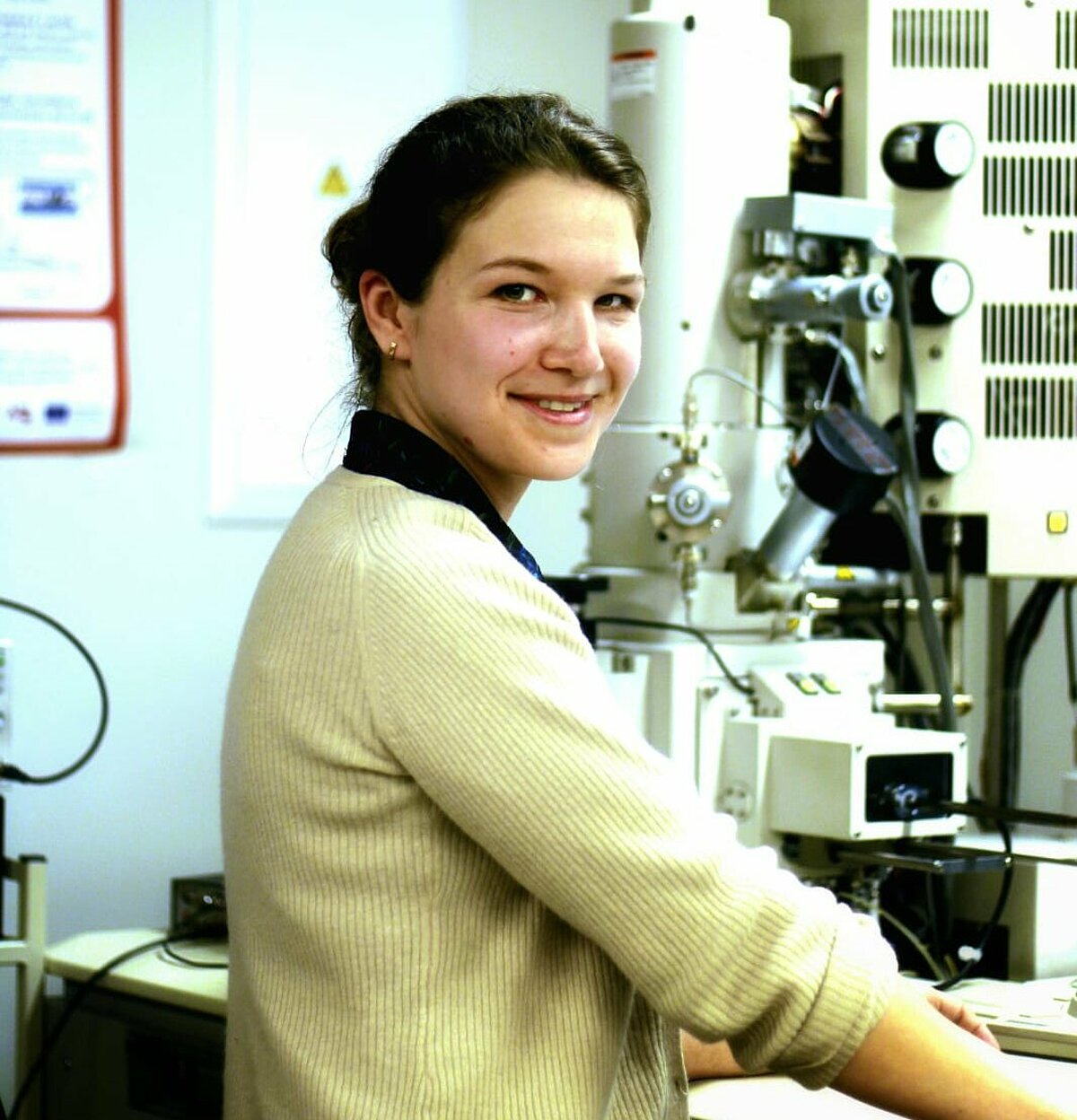Attēls: darbs pie skenējošā elektronu mikroskopa, kurā veikta daļa nanoelektromehānisko slēdžu pētījumu (no peronīgā arhīva, foto - Krišjānis Buks)