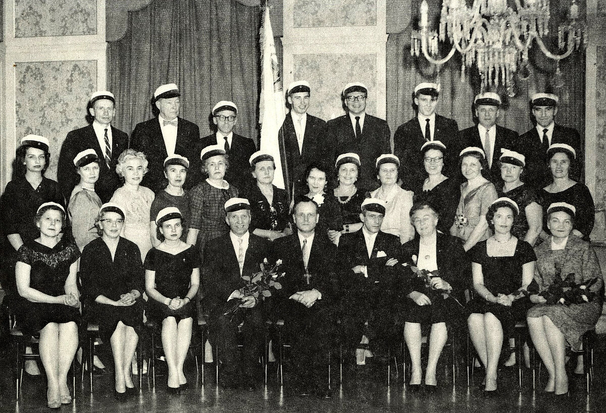 10.att. Mācītājs Rihards Zariņš 1960. gadā Ņujorkā iesvēta trimdā atjaunotā jauktā kora "Dziesmuvara" karogu. Foto: LU Muzeja krājums, LUM3129