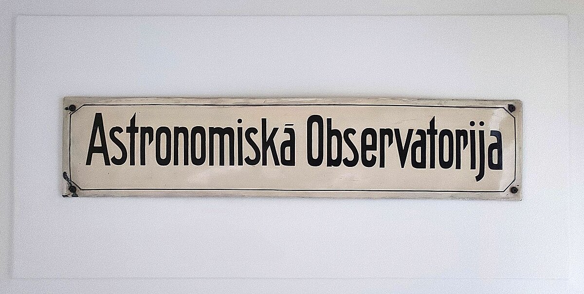 Mēneša priekšmets - durvju plāksnīte ar uzrakstu "Astronomiskā observatorija". Foto: Ilgonis Vilks Mēneša priekšmets - durvju plāksnīte ar uzrakstu "Astronomiskā observatorija". Foto: Ilgonis Vilks