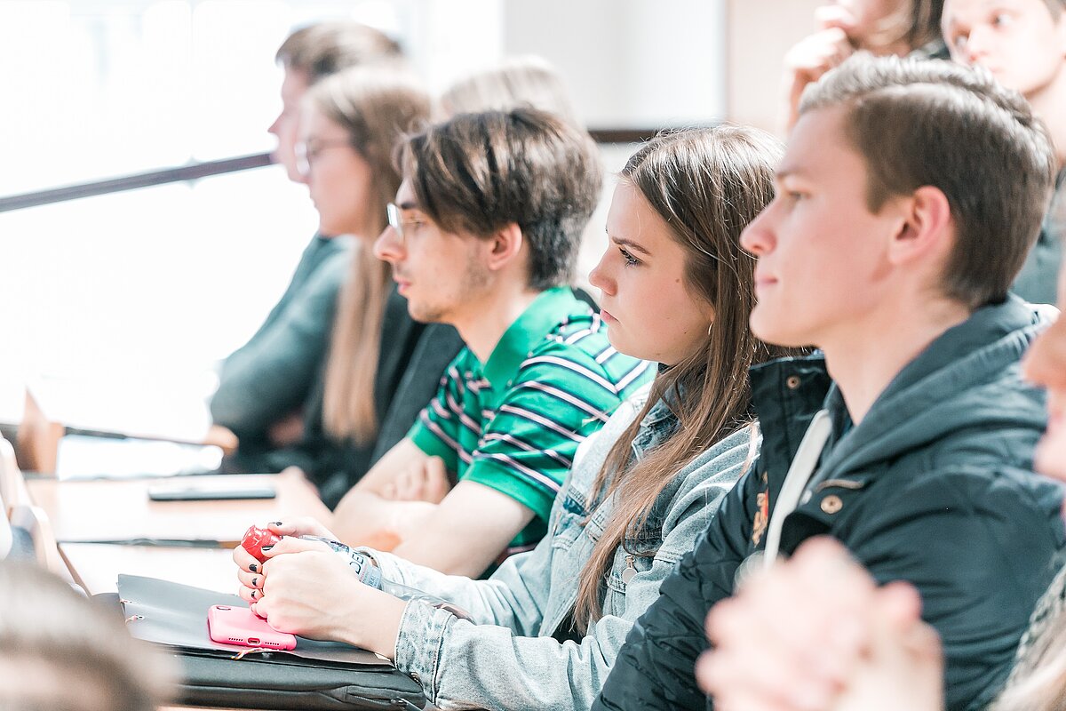 Biznesa, vadības un ekonomikas fakultātes studenti. © Foto: Toms Grīnbergs, Latvijas Universitātes Komunikācijas departaments