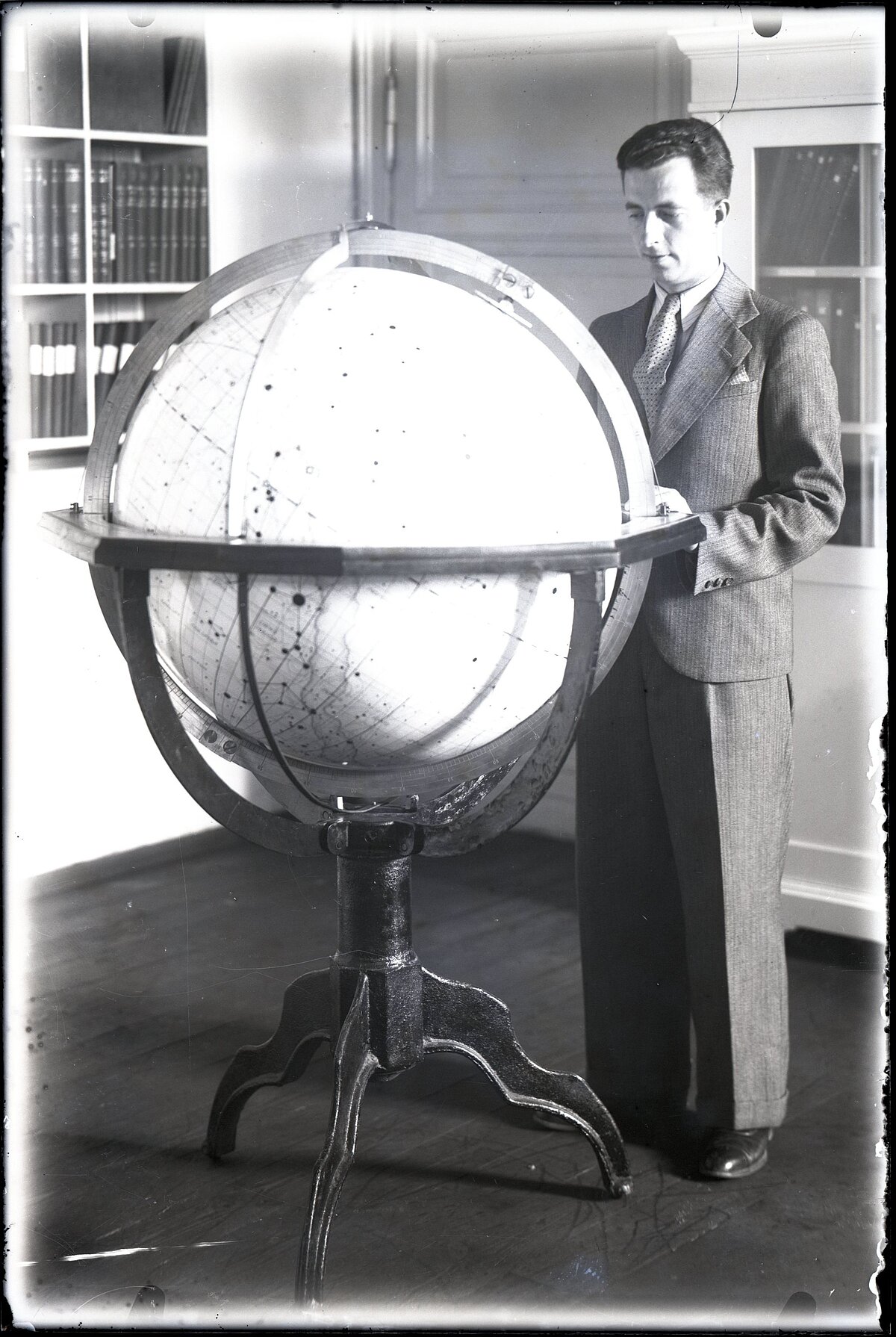 20. gadsimta 30. gadi, pie globusa astronoms Jēkabs Videnieks. Foto no kolekcijas krājuma 20. gadsimta 30. gadi, pie globusa astronoms Jēkabs Videnieks. Foto no kolekcijas krājuma
