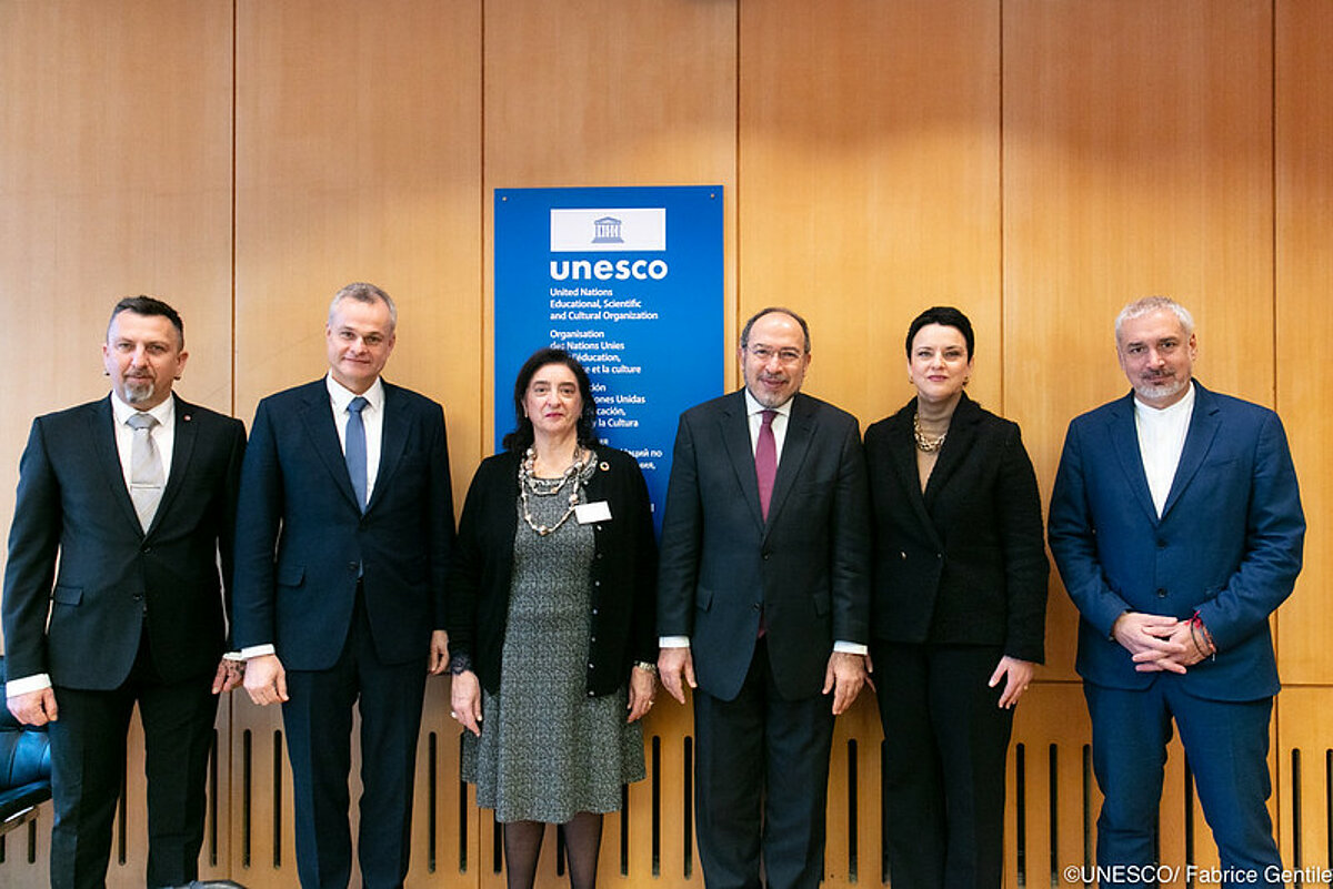 Attēlā no kreisās: Valts Ernštreits, LU Lībiešu institūta direktors, Indulis Ābelis, Latvijas Republikas Ārkārtējais un pilnvarotais vēstnieks OECD un UNESCO, Marija Frančeska Spalotisano (Maria-Franscesa Spalotisano), ANO Ekonomikas un sociālo lietu departamenta ģenerālsekretāra vietniece, Taviks Jelassi (Tawfik Jelassi), UNESCO ģenerāldirektora vietnieks komunikācijas un informācijas jautājumos, Gunda Reire, Latvijas Republikas Ārlietu ministrijas parlamentārā sekretāre un Ernesto Otone (Ernesto Ottone) UNESCO Kultūras departamenta ģenerālsekretāra vietnieks.