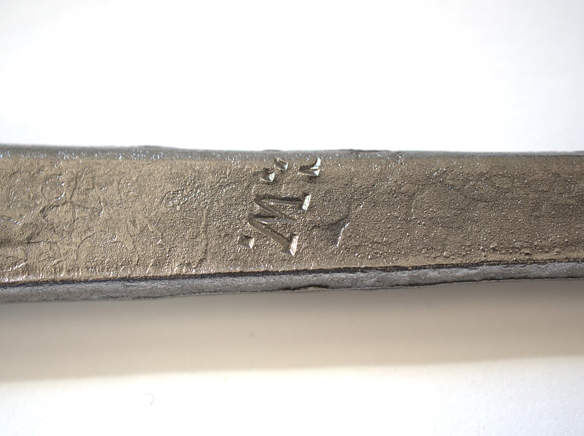 11. att. Notīrīts korozijas slānis un abreviatūra C.W. uz rapiera asmens astes daļas. Foto: Gints Ajausks