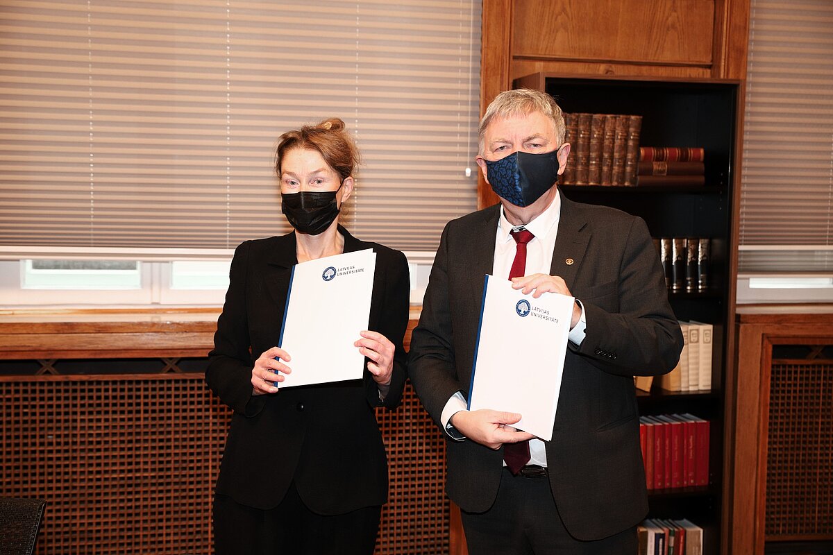 Biedrības “Glābiet bērnus” valdes priekšsēdētāja LU Medicīnas fakultātes asociētā profesore Inguna Ebela un LU rektors profesors Indriķis Muižnieks. © Foto: Toms Grīnbergs, Latvijas Universitātes Komunikācijas un inovāciju departaments