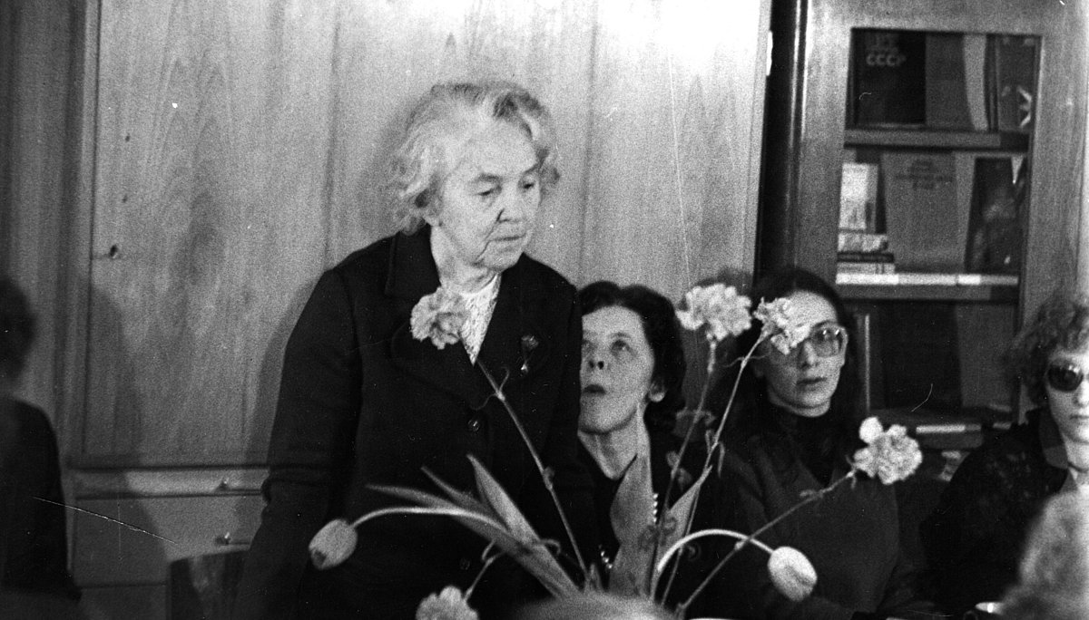 PSRS vēstures katedras 40 gadu jubilejas sēde. Atmiņas par darbu stāsta 1. katedras vadītāja docente Jekaterina Ripa. 1981. gada 12. februāris. Foto no LU Muzeja arhīva. PSRS vēstures katedras 40 gadu jubilejas sēde. Atmiņas par darbu stāsta 1. katedras vadītāja docente Jekaterina Ripa. 1981. gada 12. februāris. Foto no LU Muzeja arhīva.