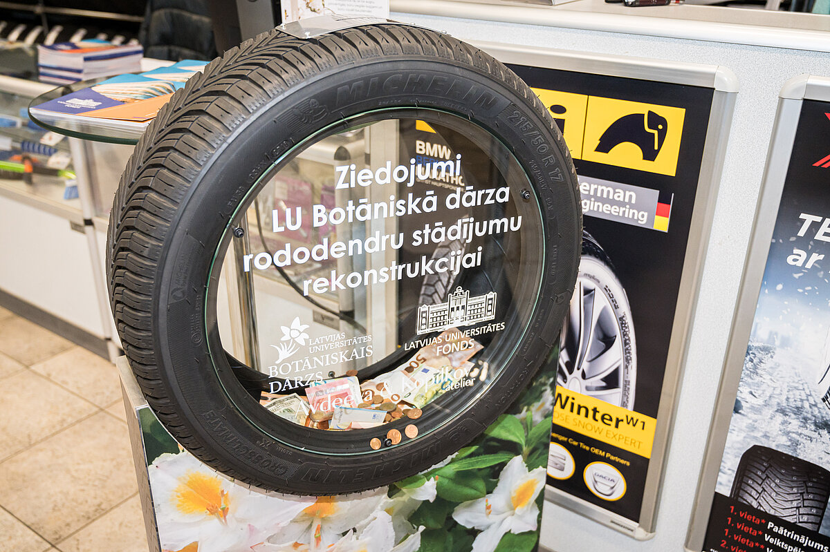 Ziedojumu kaste autoservisā "Avdeeva & Kopilkov atelier". Foto: Ritvars Stankevičs