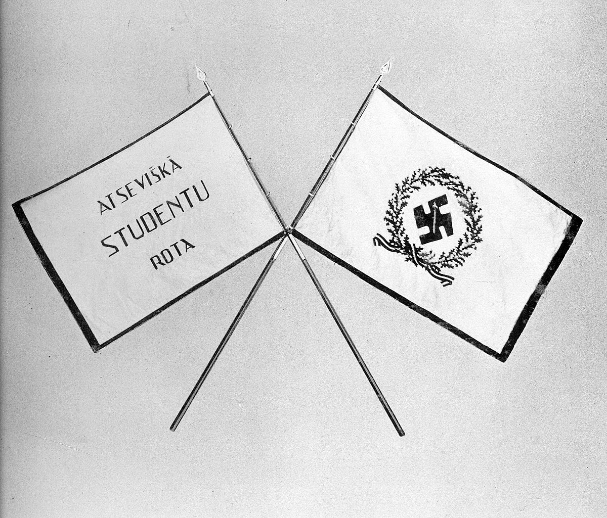 Studentu korporācijas Talavija filistra un pirmā Latvijas Republikas ārlietu ministra Zigfrīda Annas Meierovica dāvinātais ASR karogs Studentu korporācijas Talavija filistra un pirmā Latvijas Republikas ārlietu ministra Zigfrīda Annas Meierovica dāvinātais ASR karogs