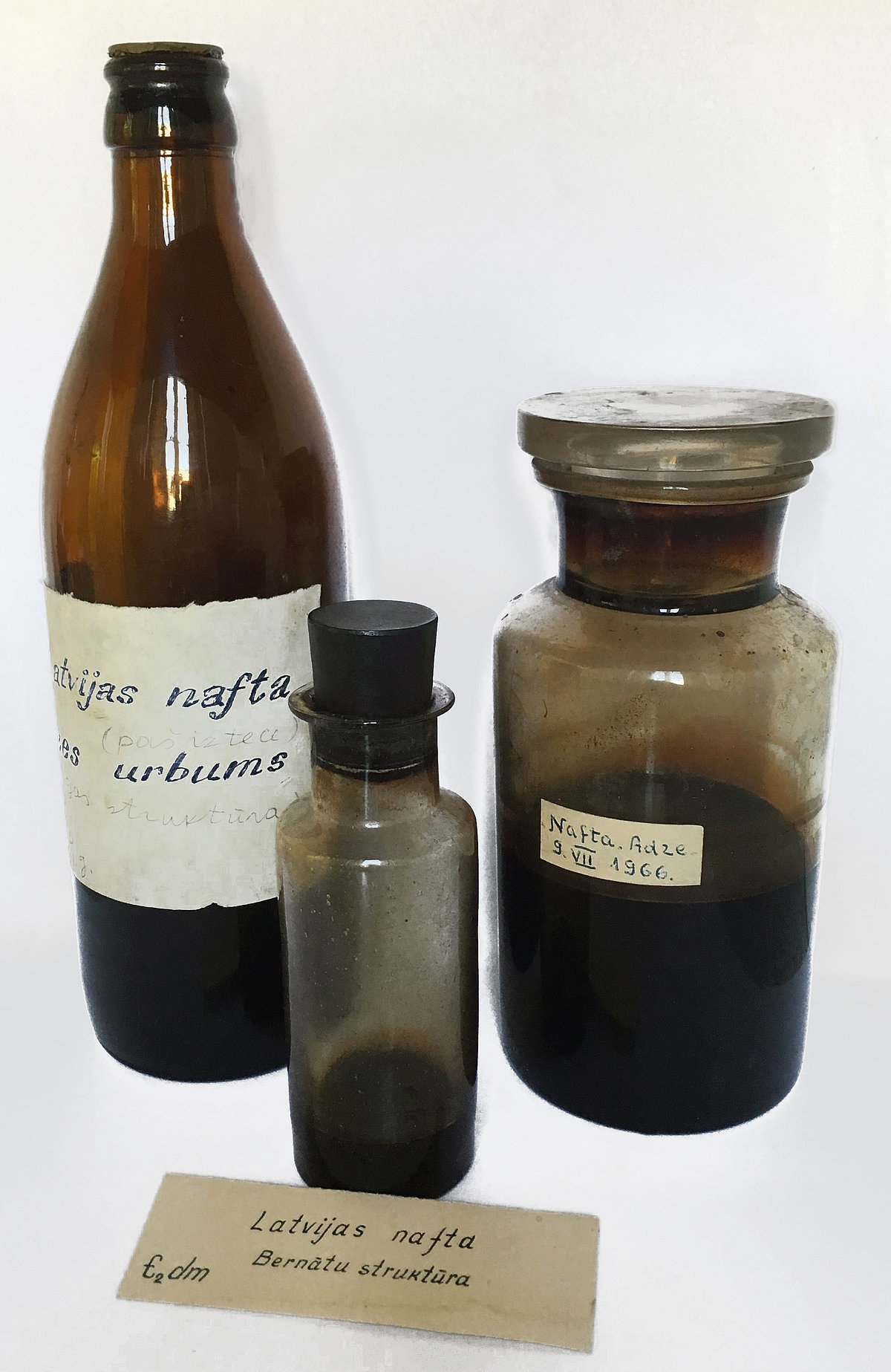 Latvijas naftas paraugi (no kreisās – no Adzes urbuma 1964. gads, dāvinājusi A. Zabele, no Bernātu struktūras, parauga iegūšanas gads nezināms un no Adzes urbuma 1966. gads, dāvinājusi N. Viļčinska) (V. Visockas foto) Latvijas naftas paraugi (no kreisās – no Adzes urbuma 1964. gads, dāvinājusi A. Zabele, no Bernātu struktūras, parauga iegūšanas gads nezināms un no Adzes urbuma 1966. gads, dāvinājusi N. Viļčinska) (V. Visockas foto)
