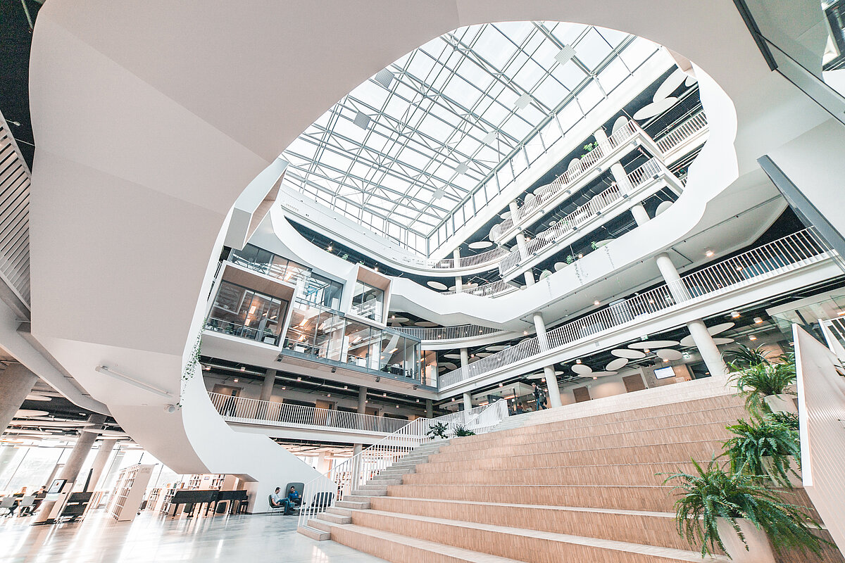 © Foto: Toms Grīnbergs, Latvijas Universitātes Komunikācijas departaments Zinātņu mājas ātrijs