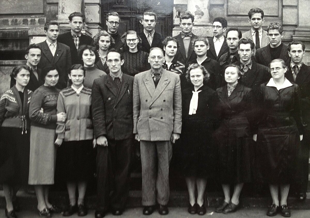 Zemes mākslīgo pavadoņu novērotāju grupa, 1958. gads. Vidū Valerians Šmēlings. Foto: LU Muzeja arhīvs Zemes mākslīgo pavadoņu novērotāju grupa, 1958. gads. Vidū Valerians Šmēlings. Foto: LU Muzeja arhīvs